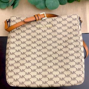 Michael Kors Jet Set Travel Large Messenger Bag